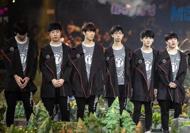 处比了个手 处比了个手